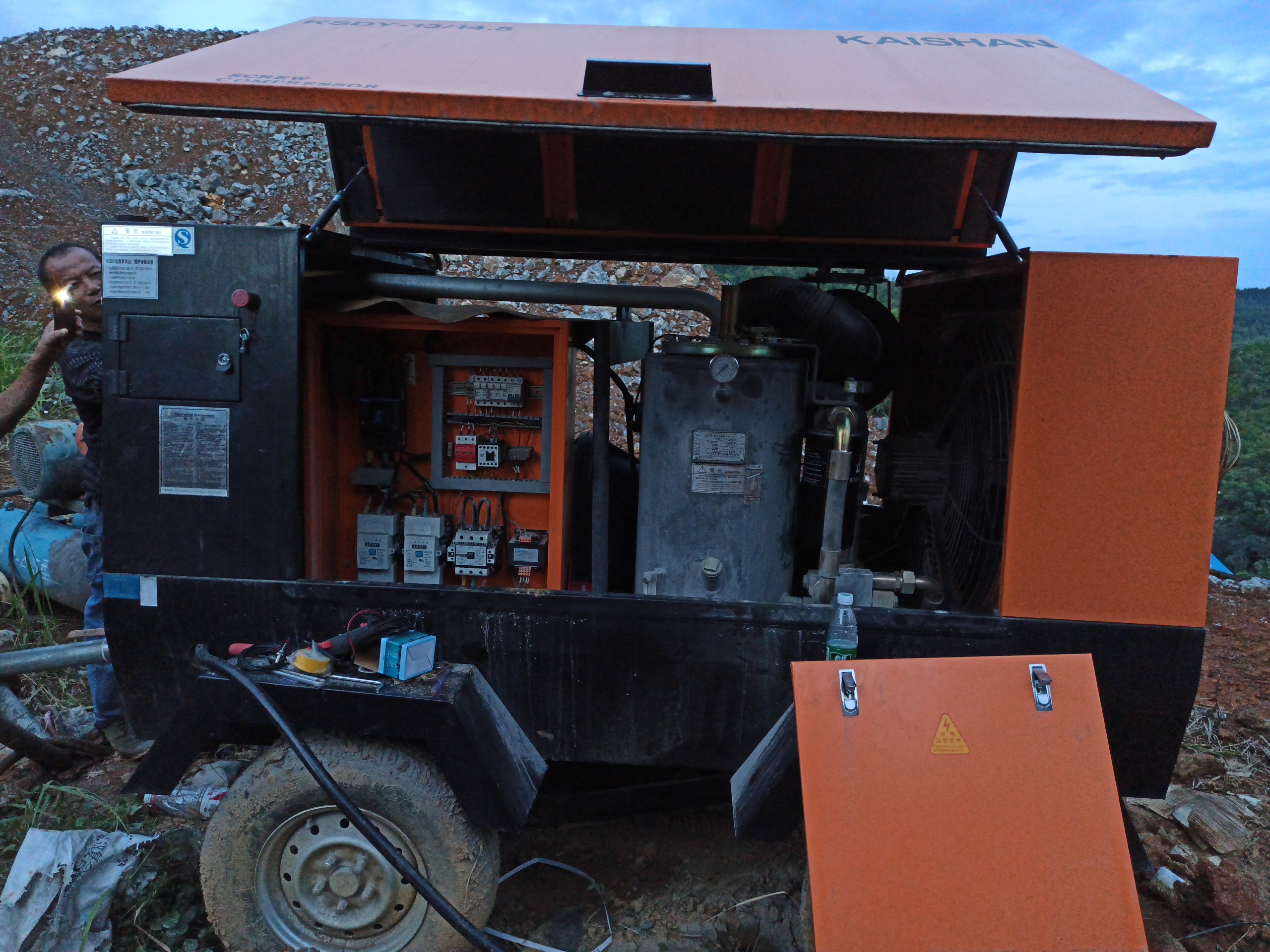 電移空壓機(jī)維修.jpg 電移空壓機(jī)維修.jpg